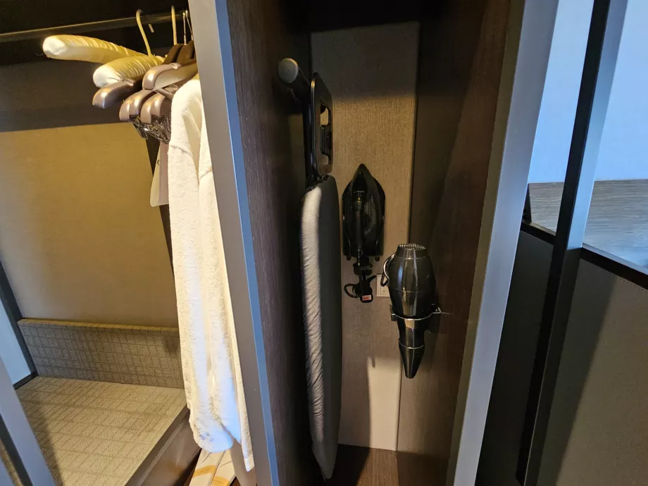 Ütü masası ve saç kurutma makinesi