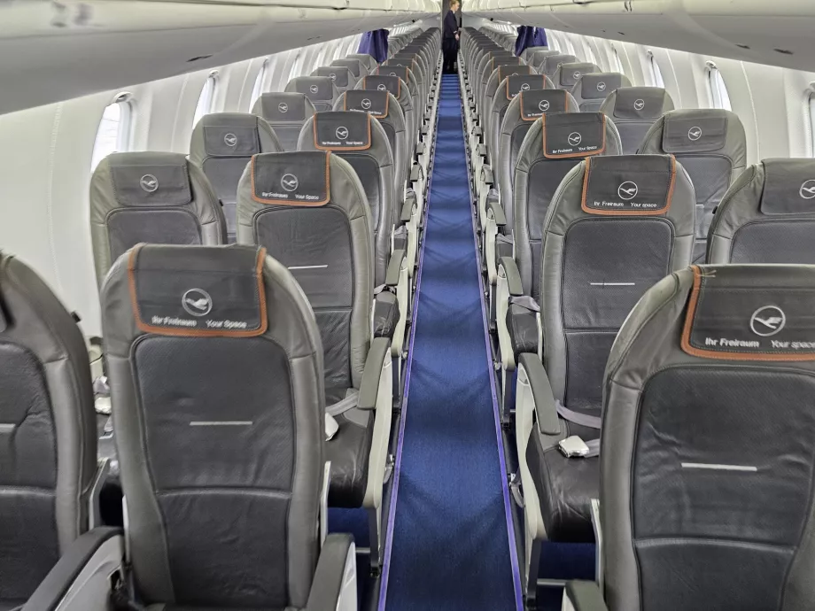 Business sınıfı kabin, arka planda ekonomi sınıfı kabin