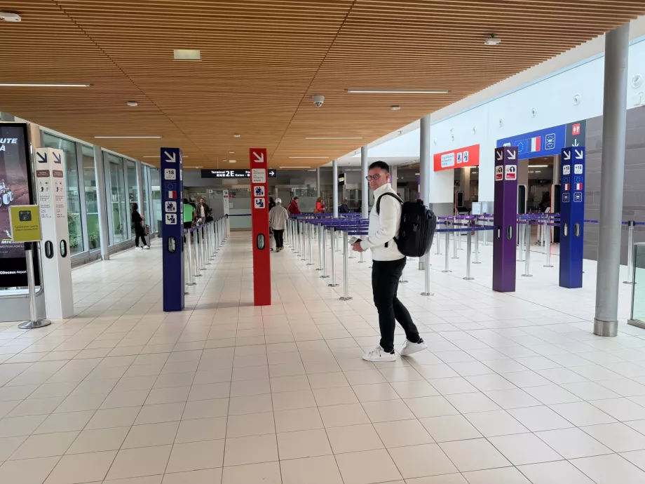 Pasaport kontrolü için öncelikli kuyruk (en sağda)