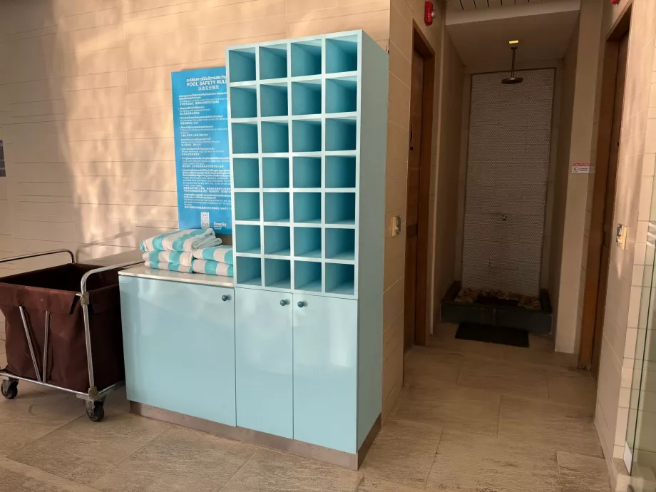 Havuz kenarında havlular