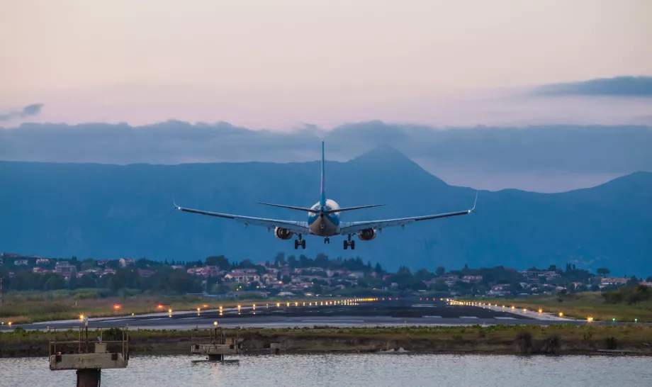 Korfu Havalimanı'na iniş