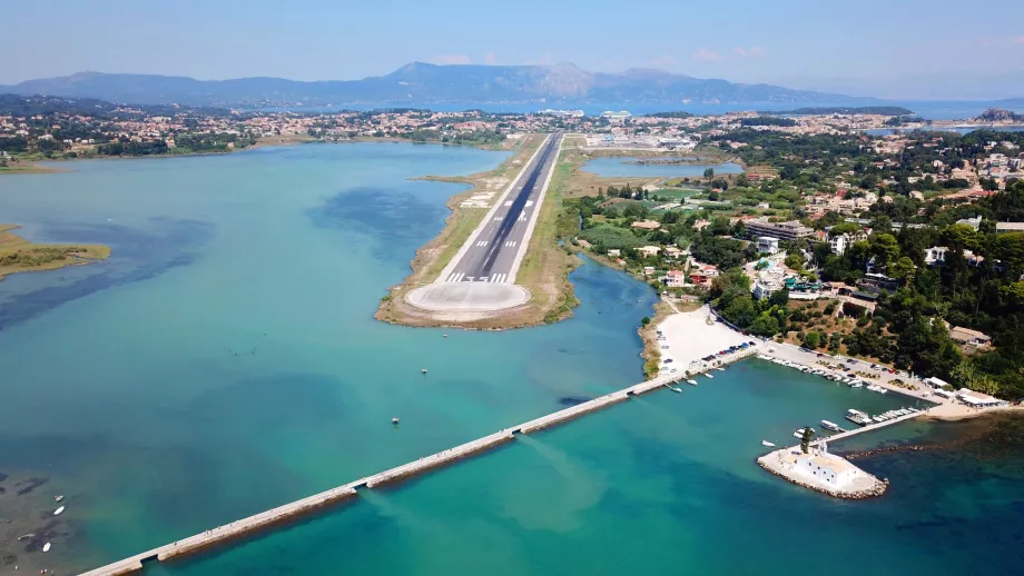 Korfu Havalimanı pisti