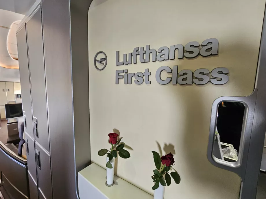 "Lufthansa First Class" tabelası
