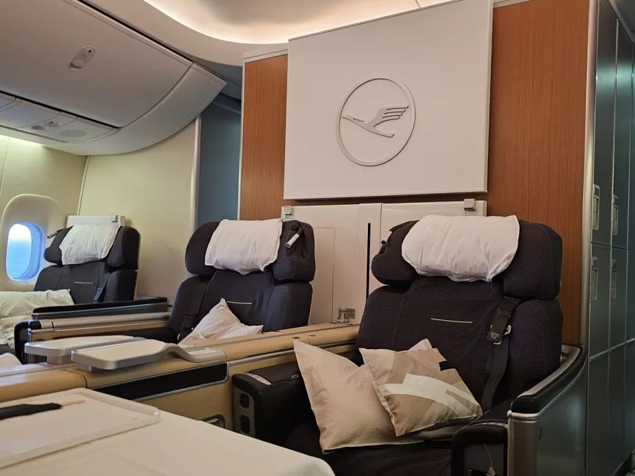 Üçüncü sıranın ortasında iki koltuk