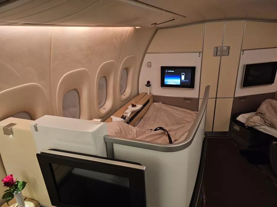 Koltuğu koridordan ayıran uzatılabilir paravan