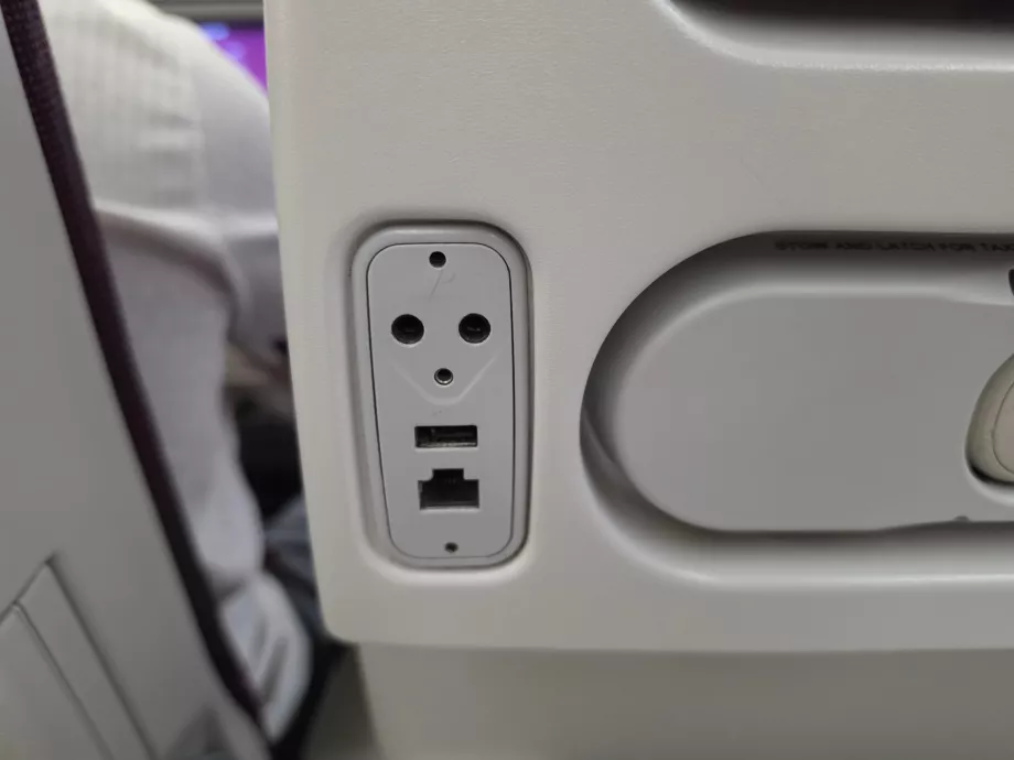 USB-A bağlantı noktası ve Ethernet kablosu konektörü