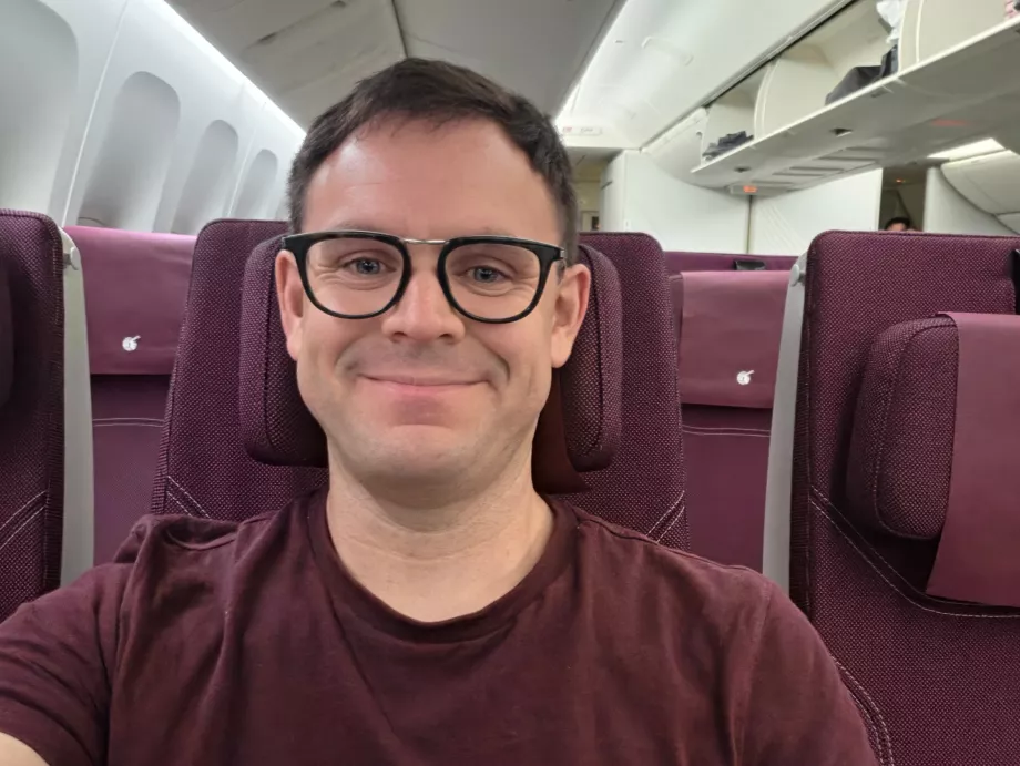 Qatar Airways'te ben (tişörtüm kabinin renk düzenine uyuyor!)