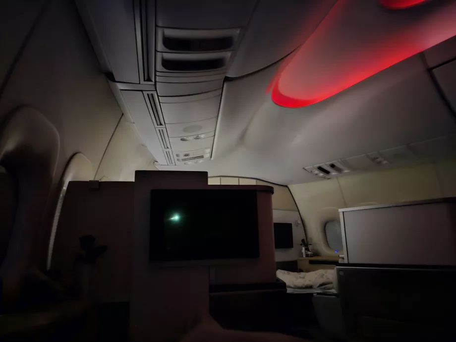 Önümdeki sıradaki yolcunun üzerindeki lamba