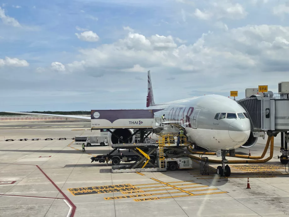 Bangkok'a iniş yaptıktan sonra Boeing 777-300 uçağımız