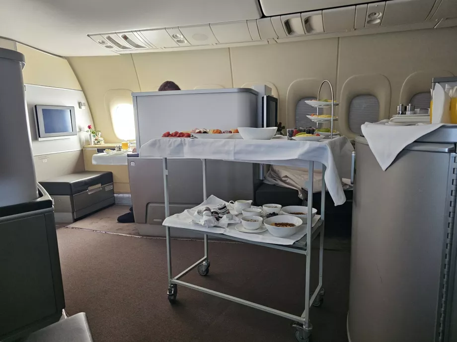 Kahvaltı masası ve koltuğumun hemen yanında devam eden servis