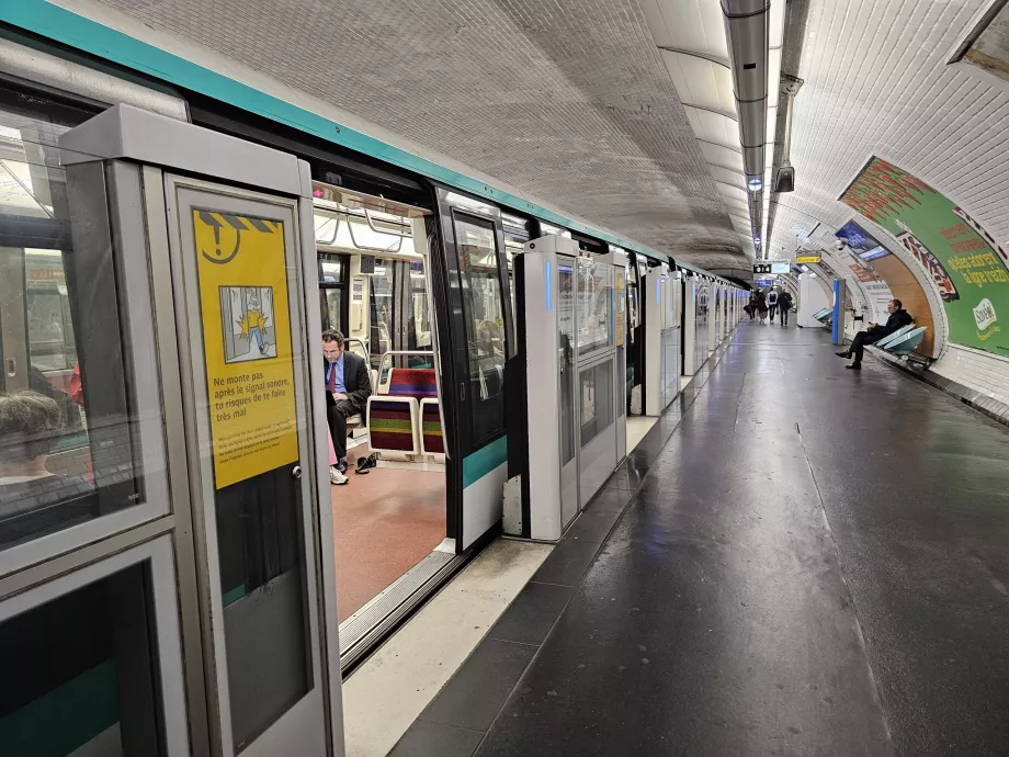 Yeni trenler için bariyerli metro istasyonu