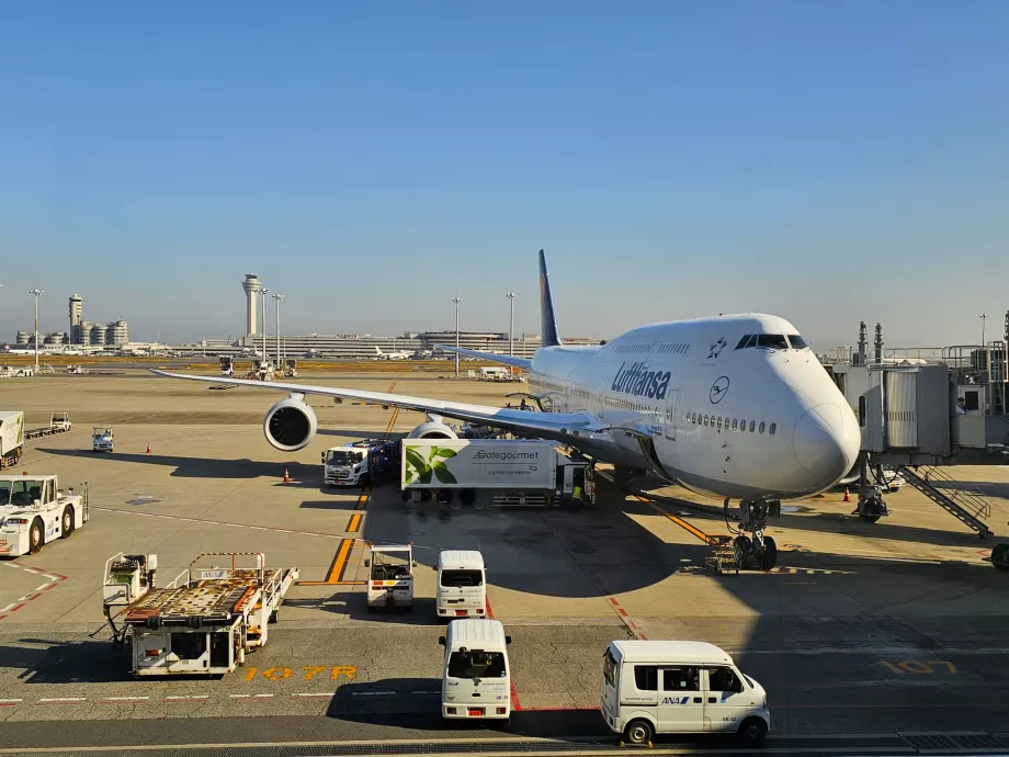Haneda Havalimanı'nda Boeing 747-8