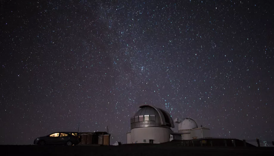 Mauna Kea üzerinde gece gökyüzü