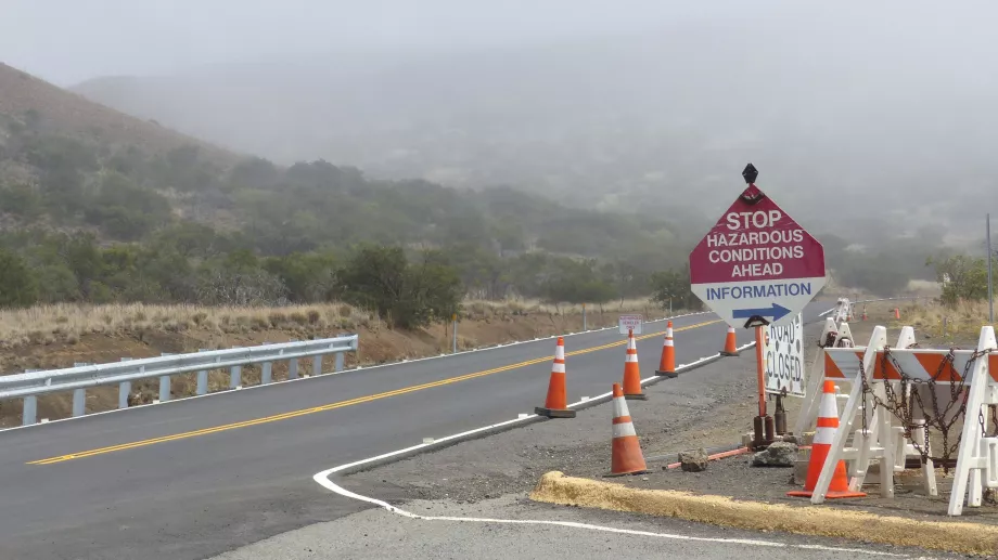 Mauna Kea Yolu'nun başlangıcındaki bilgi tabelası