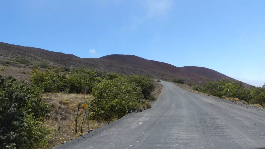 Yolun çakıllı kısmı