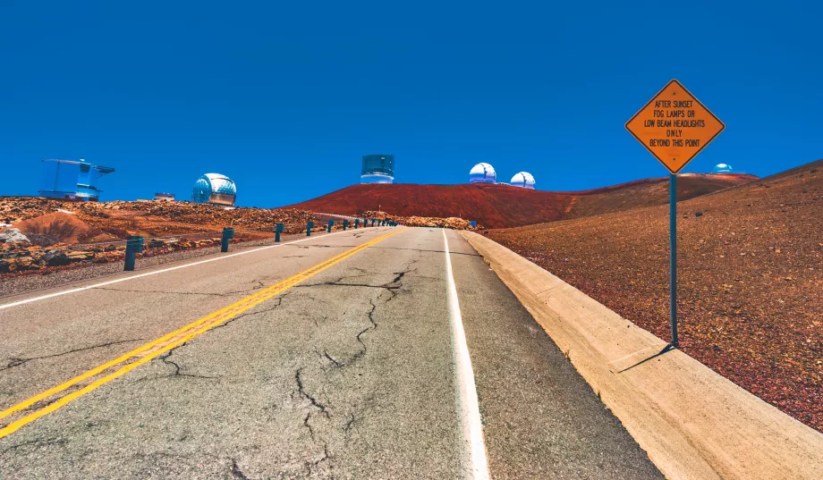 Zirvede karanlıkta uzun farları değil, sadece sis farlarını kullanın