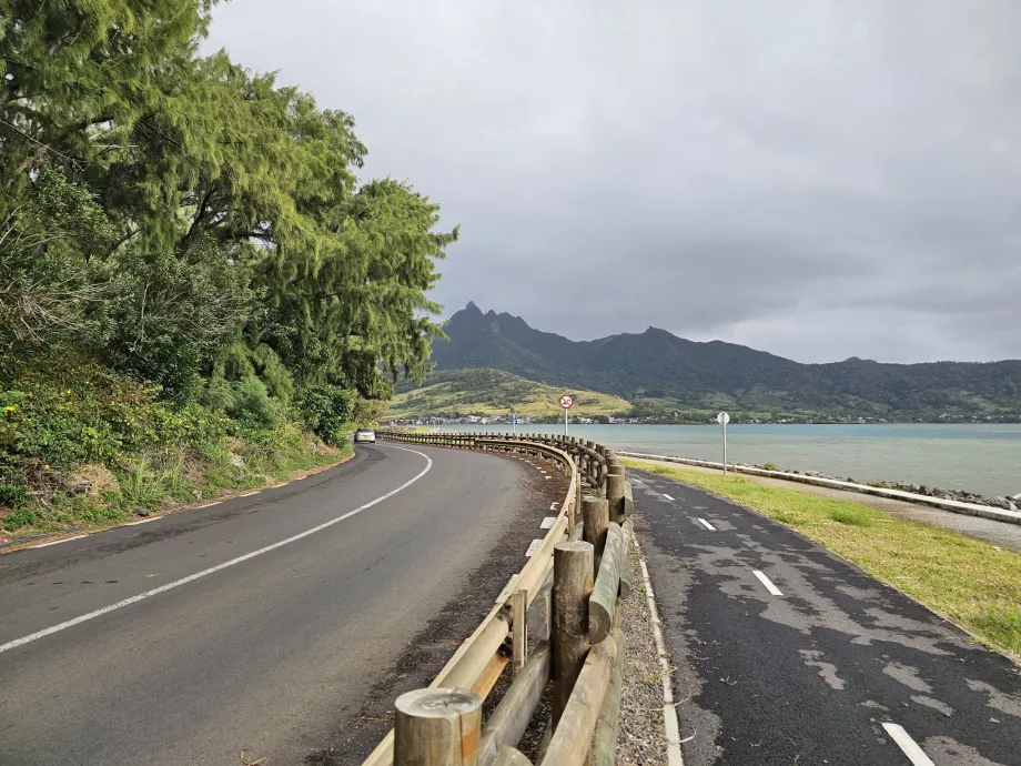 Adanın etrafındaki dairesel yol