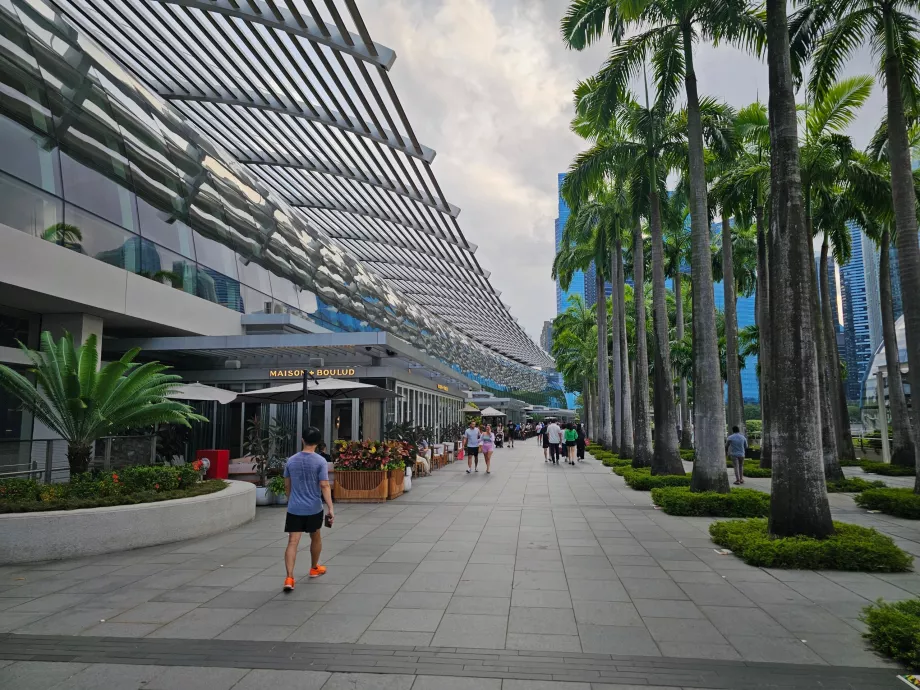 MBS önündeki gezinti yolu