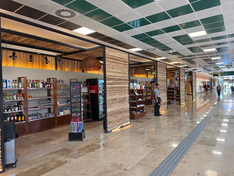 Genel alanda bulunan hediyelik eşya dükkanları