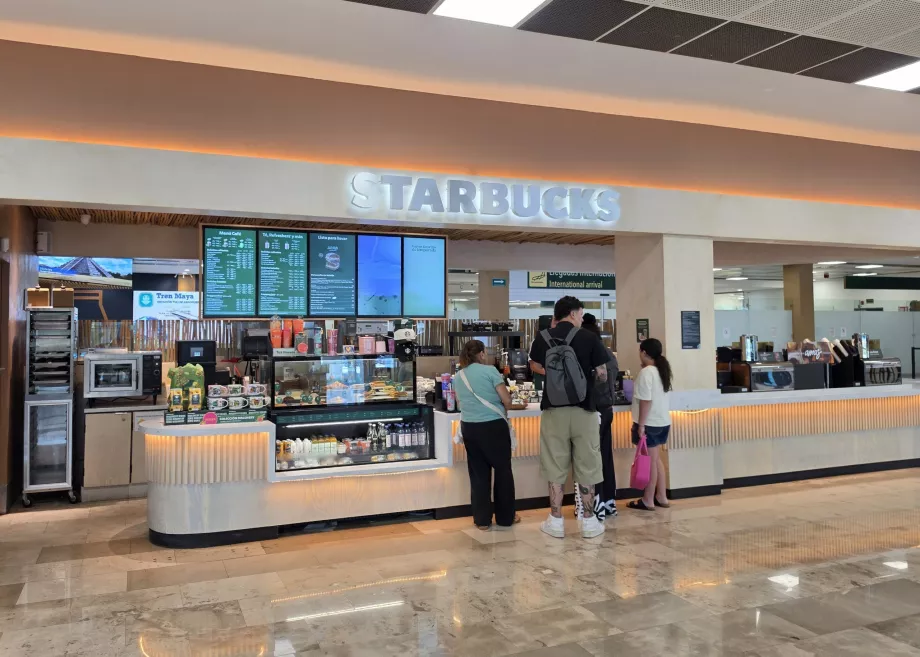 Kamusal alanda bulunan Starbucks