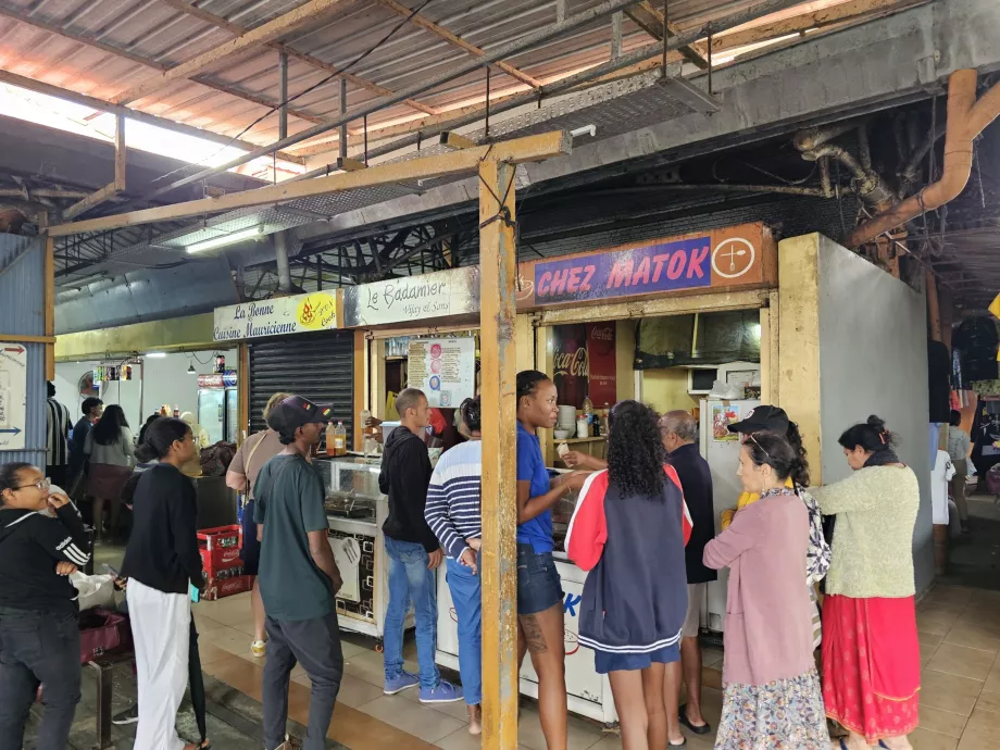 Central Flacq'ta pazar, yiyecek tezgahları