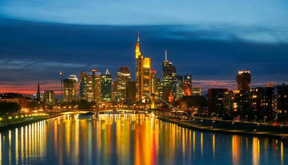 Frankfurt'un gece panoraması