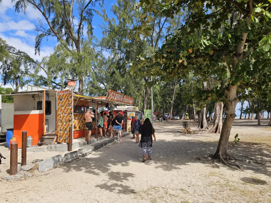 Flic en Flac sahilindeki tezgahlar