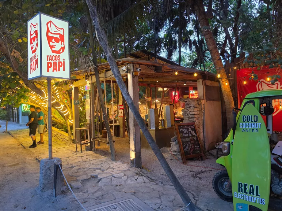 Tulum'un ana caddesindeki tacolar