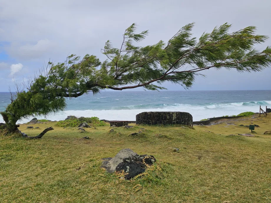 Gris Gris Plajı'ndaki kayalıklar