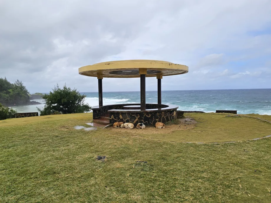 Gris Gris Plajı'ndaki kayalıklar