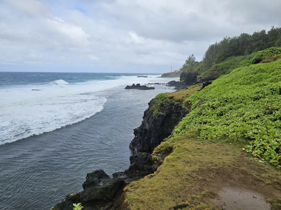 Gris Gris Plajı'ndaki kayalıklar