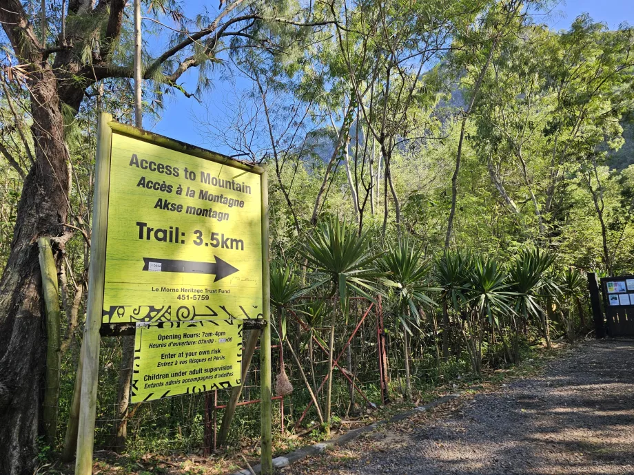 Le Morne'un altındaki bilgi tabelası