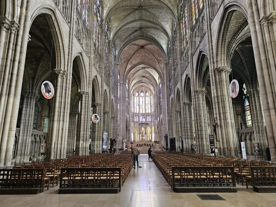 Saint Denis, bazilikanın iç kısmı