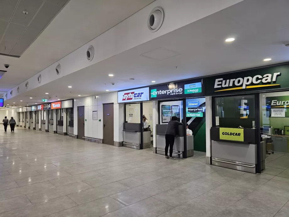 Terminal 2'deki araç kiralama gişeleri