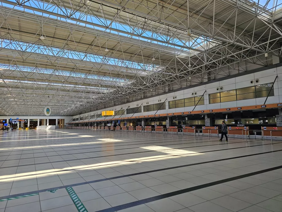 Terminal 2'deki check-in masaları
