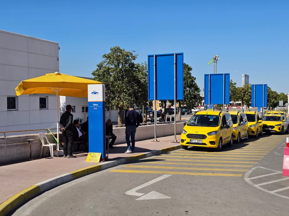 Terminal 2'nin önündeki taksi durağı