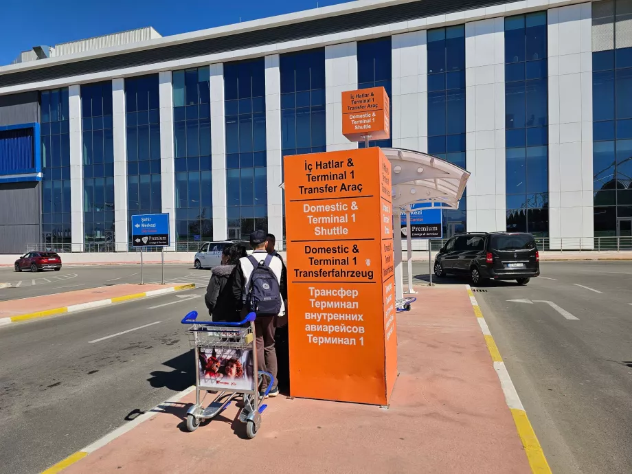 Terminal 2'nin önünde terminaller arasında servis otobüsü durağı
