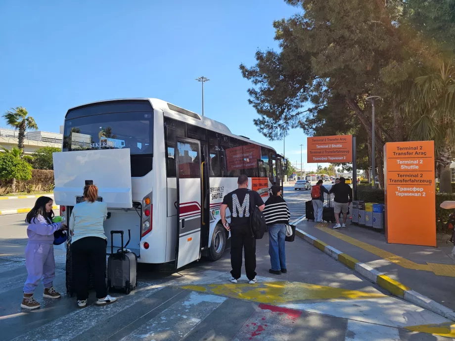 Terminal 1'in önünde terminaller arasında servis otobüsü durağı