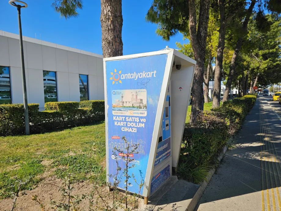 Terminal 1'in hemen dışındaki AntalyaKart otomatı