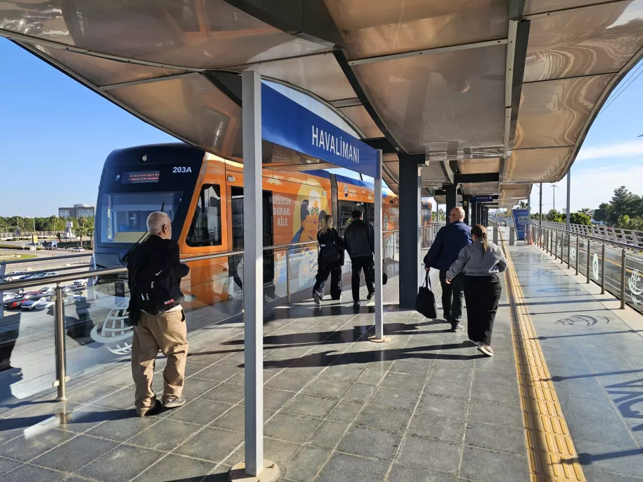 Terminal 1'in önündeki tramvay durağı