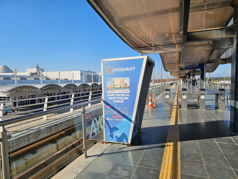 Tramvay durağındaki bilet makinesi