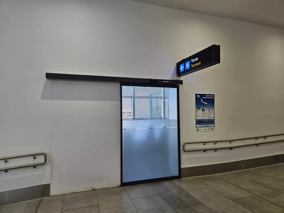 Güvenlik kontrolünden sonra sigara içme terası