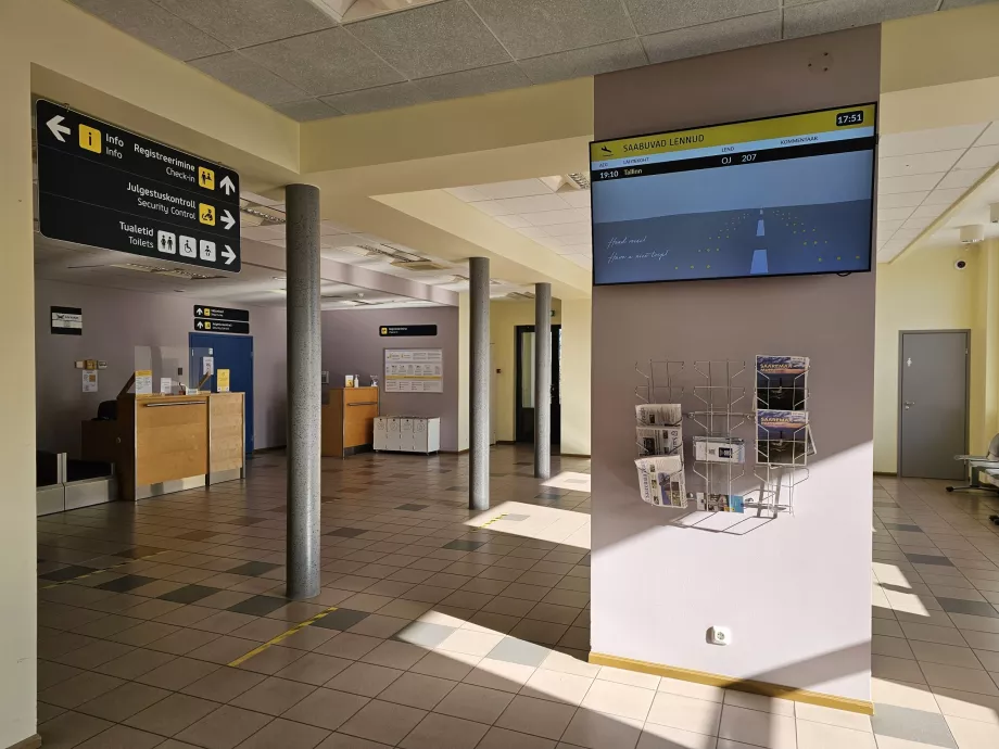 Check-in kontuarlarının bulunduğu kalkış salonu