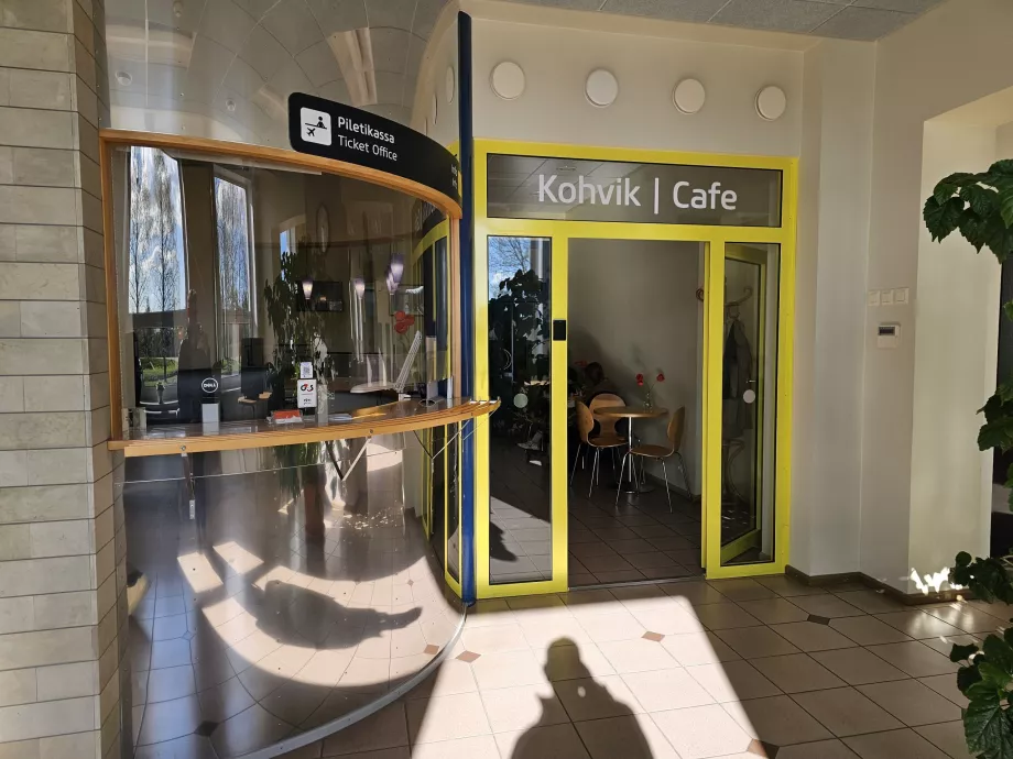 Terminalin genel kullanım alanındaki bir kafe