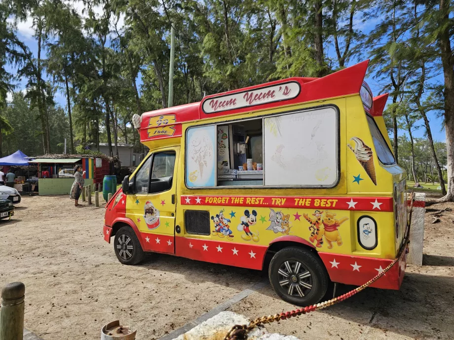 La Cambuse sahilinde dondurma standı