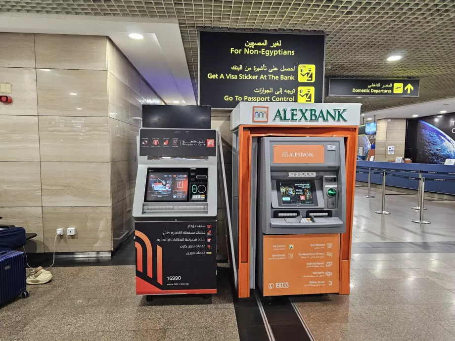 Transit bölgedeki vize gişeleri ve bankalardaki ATM'ler