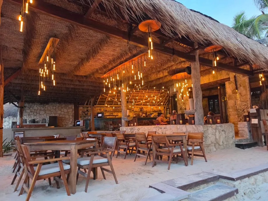 Ana cadde üzerindeki restoranlar