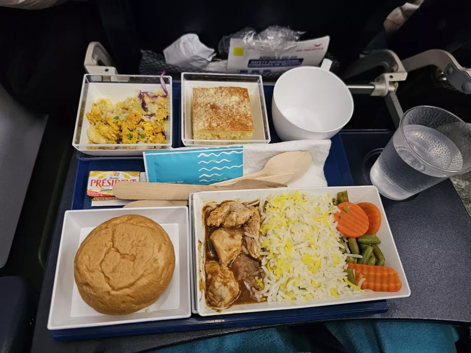 Ekonomi sınıfında akşam yemeği