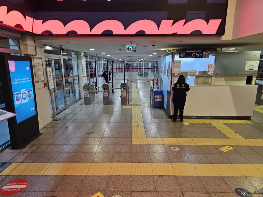 İzmir Havalimanı'ndaki metro istasyonları