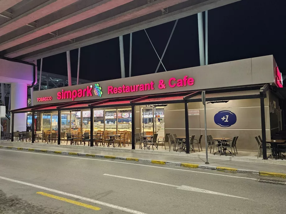 Metro istasyonunun yakınındaki ulusal terminalin önündeki kafe